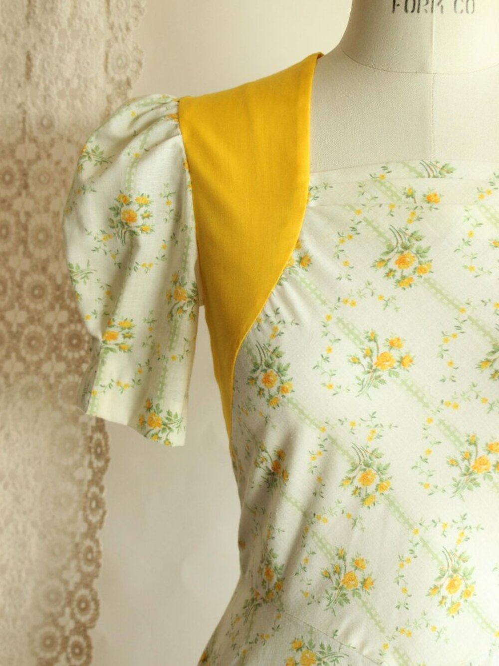 Vintage 1970s Dress, Floral Print Prairie Maxidress with yellow and green flower - Picture 4 of 13